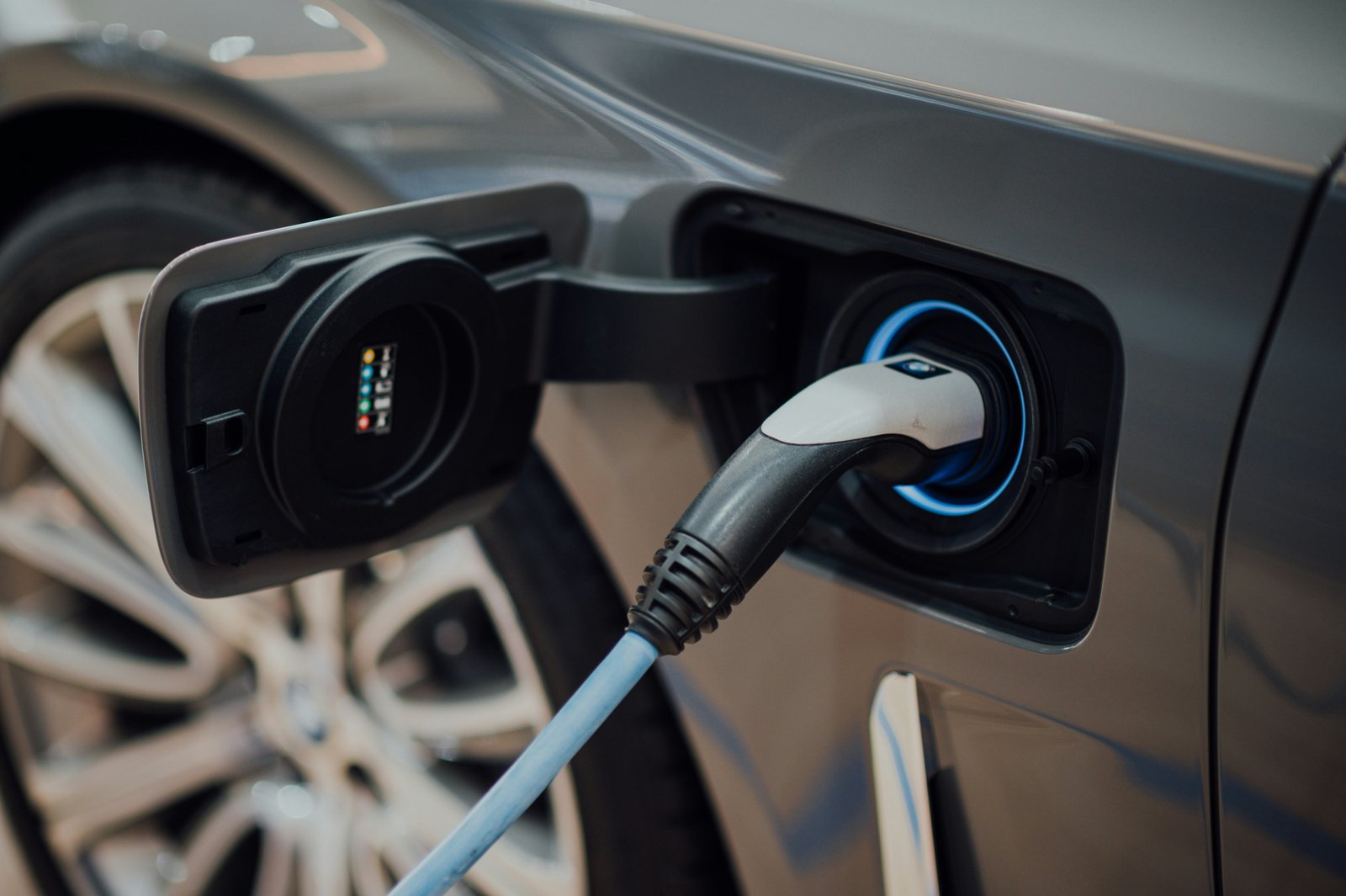 Carregador elétrico em condomínio: o que muda com o PL 158/2025 e a nova lei de SP